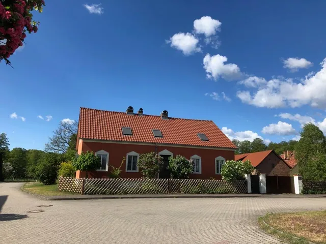 Rotes Wohnhaus am Wendehammer mit Carport und Parkplatz vor dem Hof