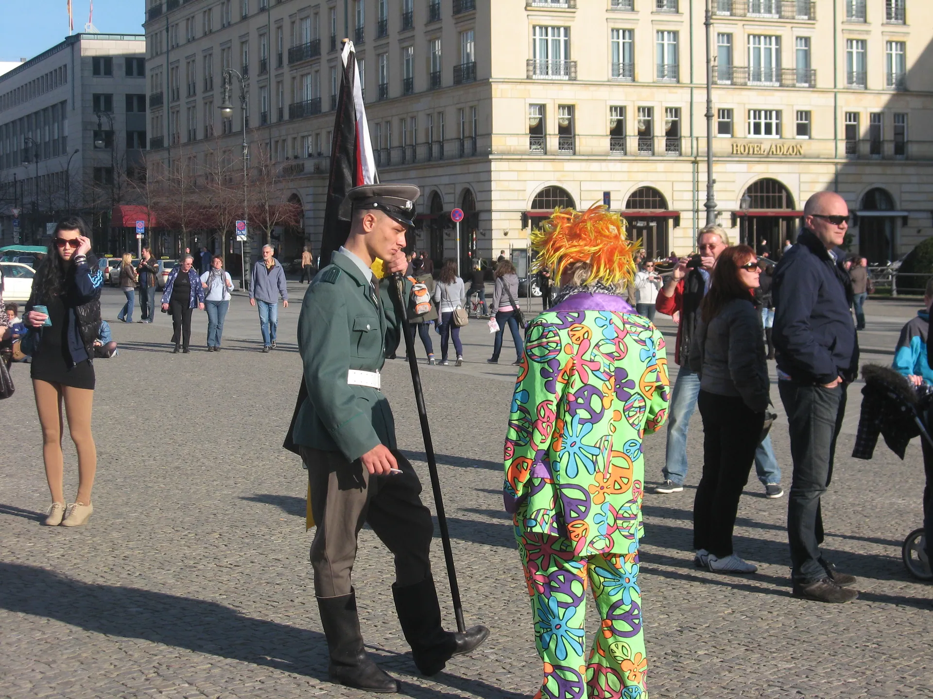 Straßenszene mit Passanten auf dem Pariser Platz in Berlin