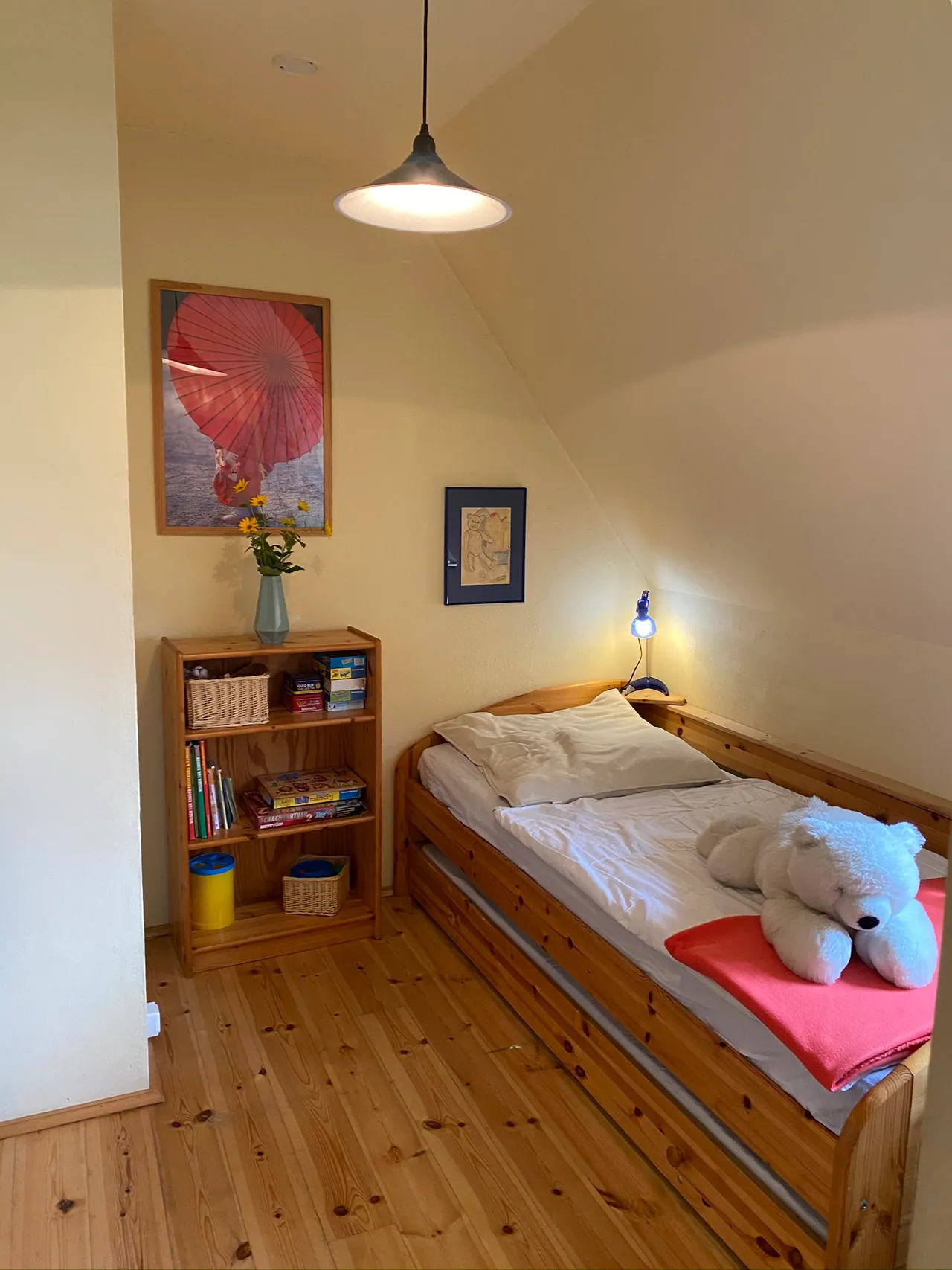 Ferienwohnung I: Kinderzimmer mit Einzelbett, Ausziehbett und Bücherregal