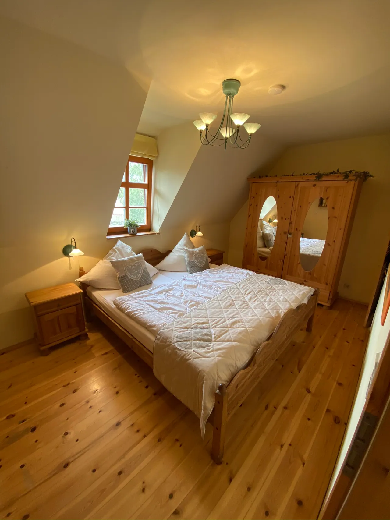 Ferienwohnung I: Schlafzimmer mit Doppelbett, Dielenboden und altem Bauernschrank