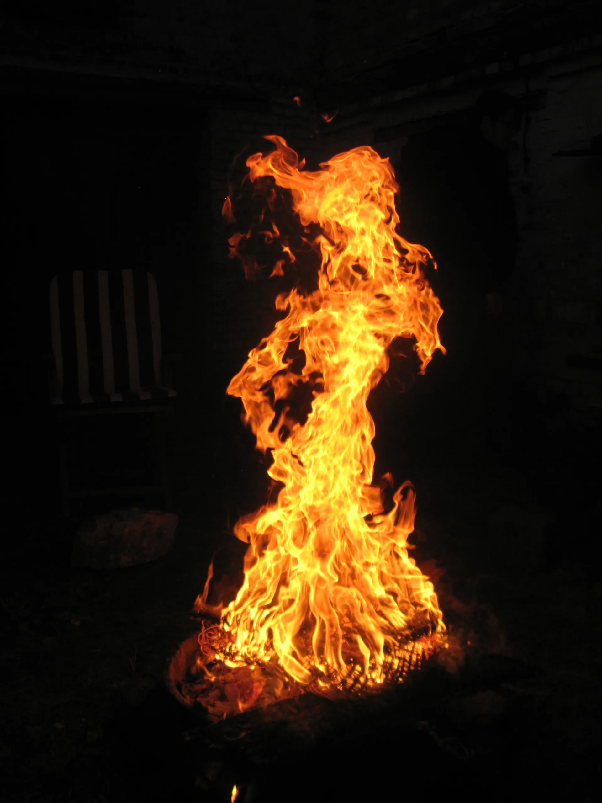 Loderndes Lagerfeuer an der Feuerstelle des Ferienhofs