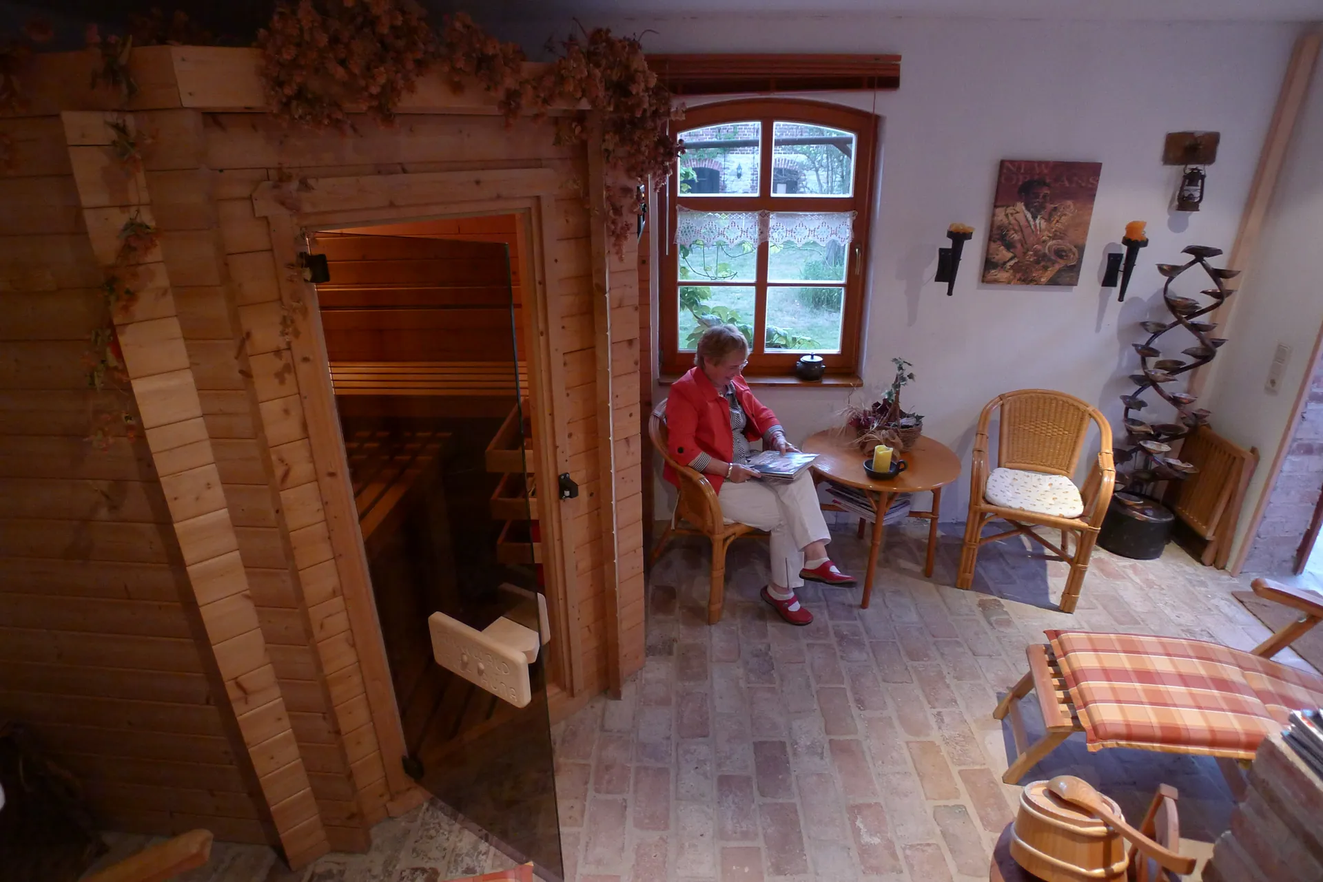 Wellnessbereich des Ferienhofs mit Holzsauna und Ruhesesseln