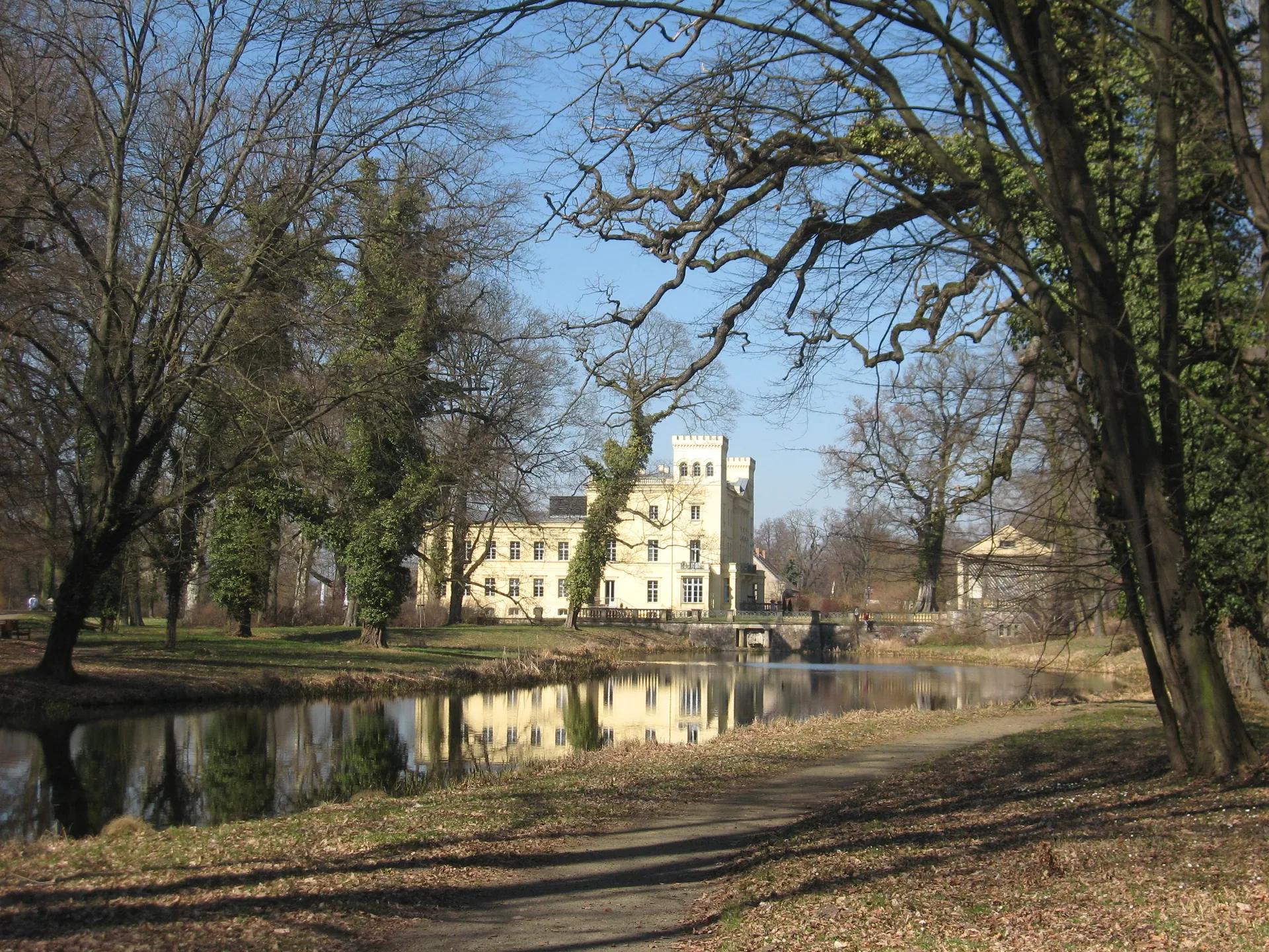 Schloss Steinhöfel spiegelt sich im Wasser des Schlossparks
