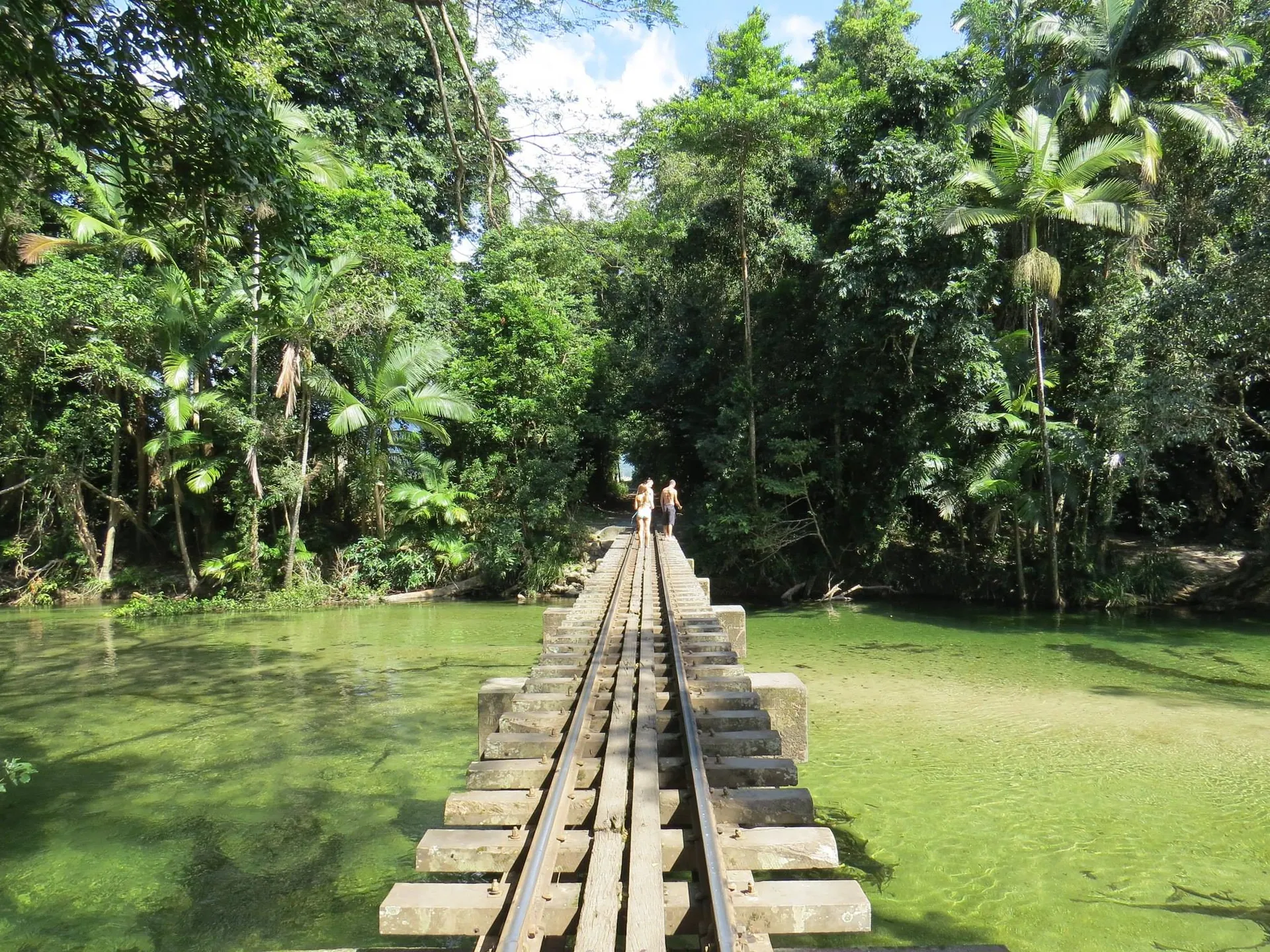 Holzbrücke über eine Lagune in der tropischen Halle von Tropical Islands